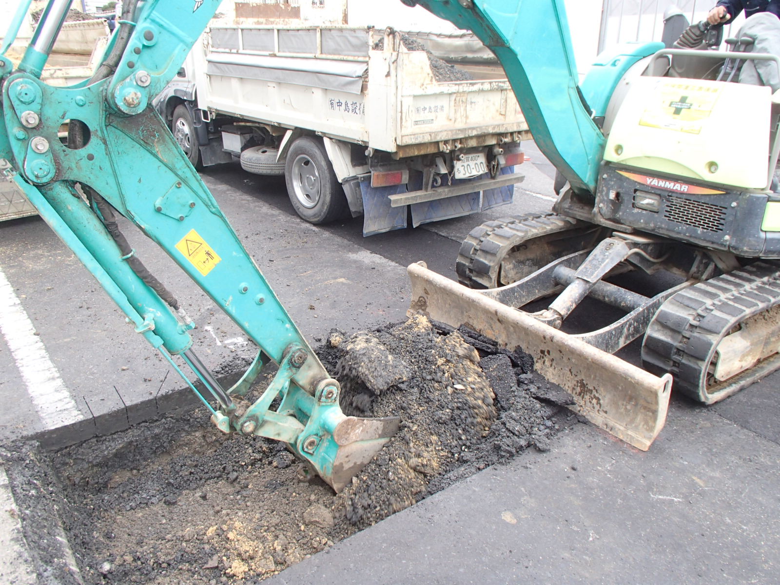某ja 新築工事に伴う道路掘削工事状況2 株式会社田口設備 給排水設備工事 空調設備工事 滋賀 京都 某ja 新築工事に伴う道路掘削工事状況2 株式会社田口設備 給排水設備工事 空調設備工事 滋賀 京都